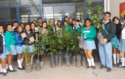 Plantando en la Escuela de Comercio Ramón Gomez Cornet
