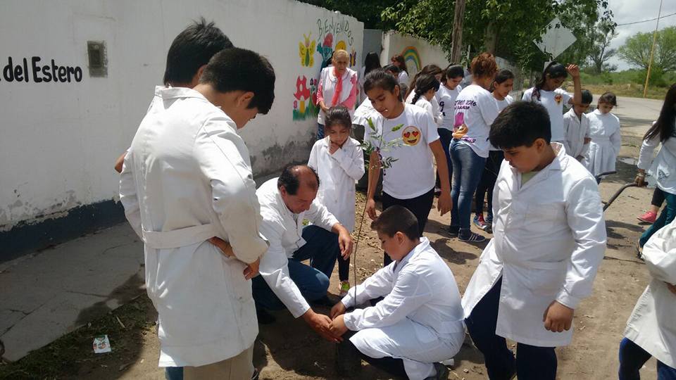 Plantado Futuro junto a las escuelas de la Provincia, construyendo un Planeta Sustentable Plantado Futuro junto a las escuelas de la Provincia, construyendo un Planeta Sustentable